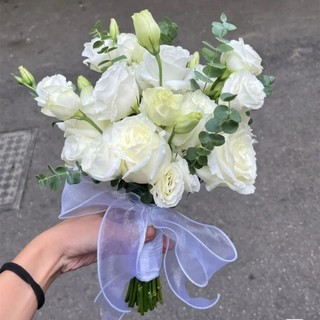 Bó hoa cầm tay cô dâu từ hoa lụa phong cách Hàn Quốc trẻ trung. Ceveria