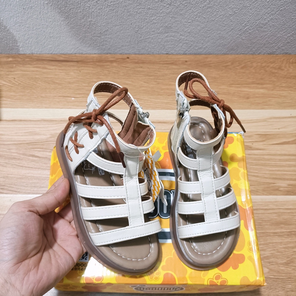 Dép quai hậu cho bé gái -sandal chiến binh cho bé đế chống trượt trắng đen có khóa kéo fullbox 6691 Chip & mom