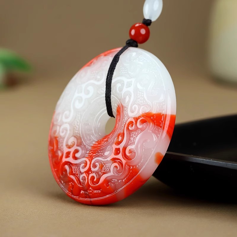 Mặt Dây Chuyền Hình Gà Máu Đính Đá Ngọc Bích Màu Đỏ Trắng An Toàn Thời Trang Cho Nam Và Nữ