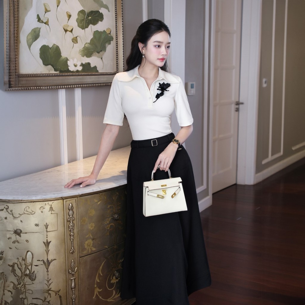Áo nữ Masara form ôm tay ngắn chất thun tăm kem co giãn, đính kèm hoa đen cài rời thanh lịch MA834