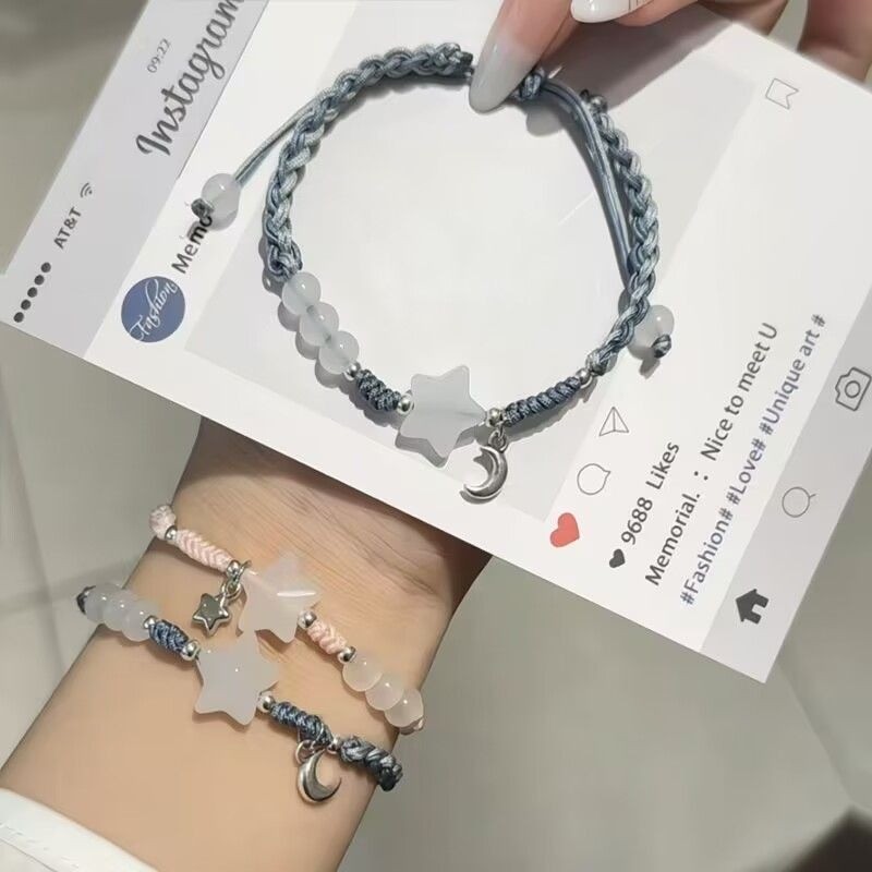 Vòng tay cặp đôi màu xanh và hồng, phù hợp làm quà tặng cho bé gái