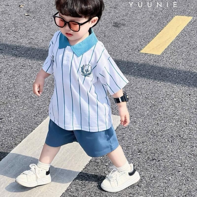 Bộ bé trai polo thể thao kẻ sọc huy hiệu Y25BT003 cho bé 9–25kg (80–130cm) năng động, thoáng mát