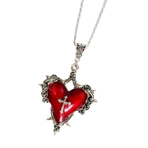 Vòng cổ trái tim đỏ hình gai Gothic với dây chuyền có thể điều chỉnh cho những người yêu thích phong cách độc đáo