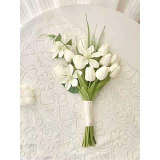 Bó hoa cưới cầm tay cô dâu từ hoa tulip trẻ trung CEVERIA T006