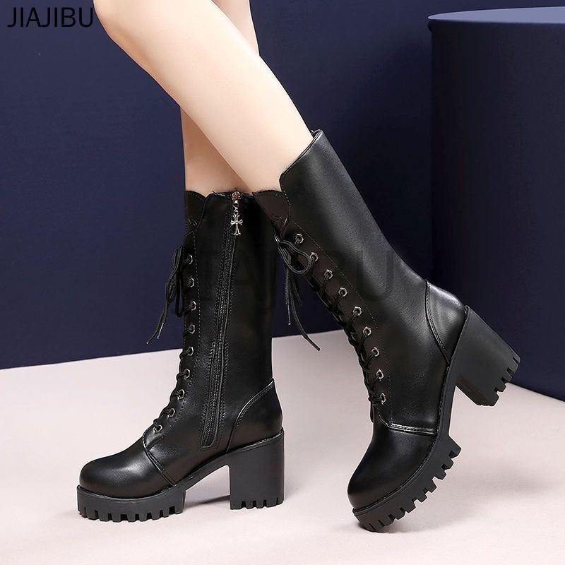 Size 35-41 Giày Nữ Giày Bốt Martin Cao Gót Màu Đen Thời Trang Hàn Quốc Non-slip Thick Heel Lace-up Motorcycle Boots Giày Bốt Cao Bồi Mũi Tròn Có Khóa Kéo Phong Cách Retro Giày Bốt Da Cao Gót Phong Cách Anh Quốc Mid-calf Rider Boots Slim Calf Boots