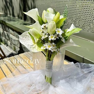 Bó hoa cưới cầm tay cô dâu từ hoa tulip trẻ trung CEVERIA T006