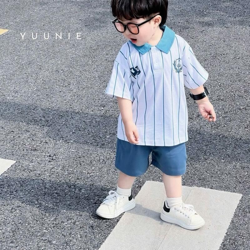 Bộ bé trai polo thể thao kẻ sọc huy hiệu Y25BT003 cho bé 9–25kg (80–130cm) năng động, thoáng mát