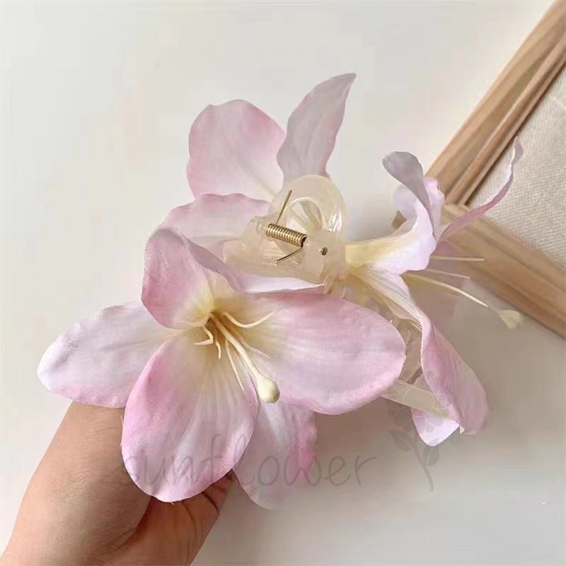 Kẹp mũ cao cấp hình hoa Lily ba chiều