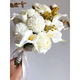 Bó hoa cưới cầm tay cô dâu từ Rum và mao lương trắng hoa lụa CEVERIA R011