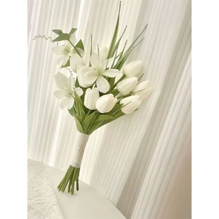 Bó hoa cưới cầm tay cô dâu từ hoa tulip trẻ trung CEVERIA T006