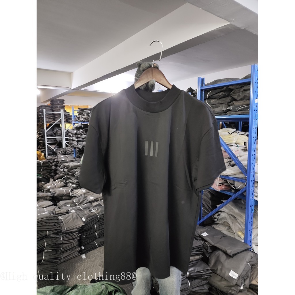 Áo thun ngắn tay FEAR OF GOD cổ cao, thiết kế ba chiều dọc, nhãn đen