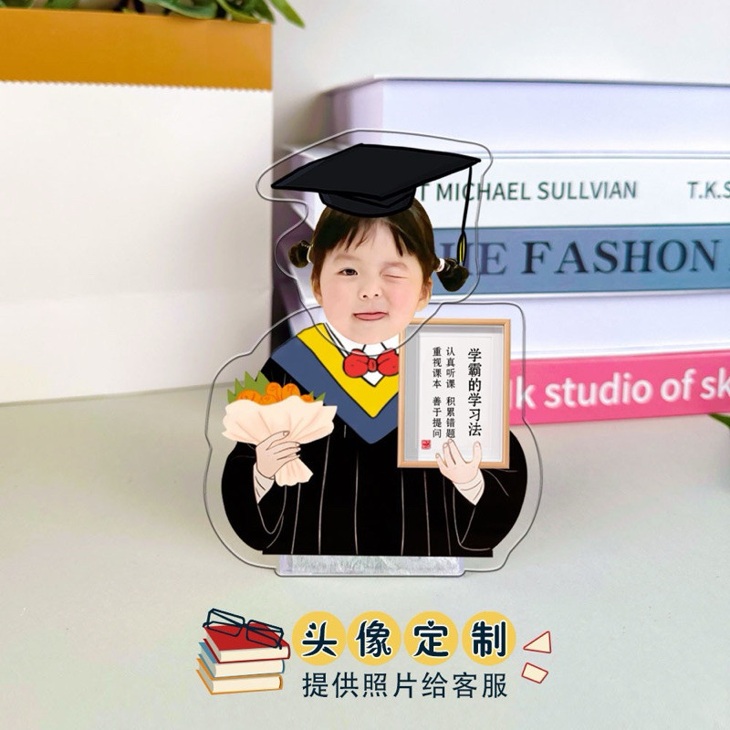 Standee lắc đầu chạy bằng pin cử nhân tốt nghiệp- Quà Tặng Sango