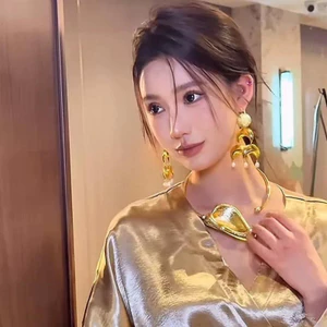 Rừng dương phóng đại ở Châu Âu và Châu Mỹ, vòng cổ hoa lòng bàn tay đỏ xếp ly ba chiều, mùa thu đông, sang trọng nhẹ nhàng, thích hợp và dây chuyền cao cấp