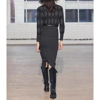Áo cardigan Zara made in Morocco ô kim cương xám đen và chân váy trơn cùng bộ
