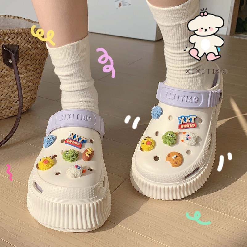 Xixitiao Dép Bước Vào Shit Feel EVA Hoạt Hình Vui Vẻ Đế Mềm Baotou Lỗ Giày Đế Dày Tăng Chiều Cao Thời Trang Mặc Ngoài Trời Bãi Biển Mùa Hè