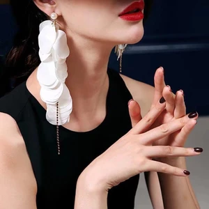 Bông tai tua rua trắng bất đối xứng, thời trang cao cấp, vải thủ công