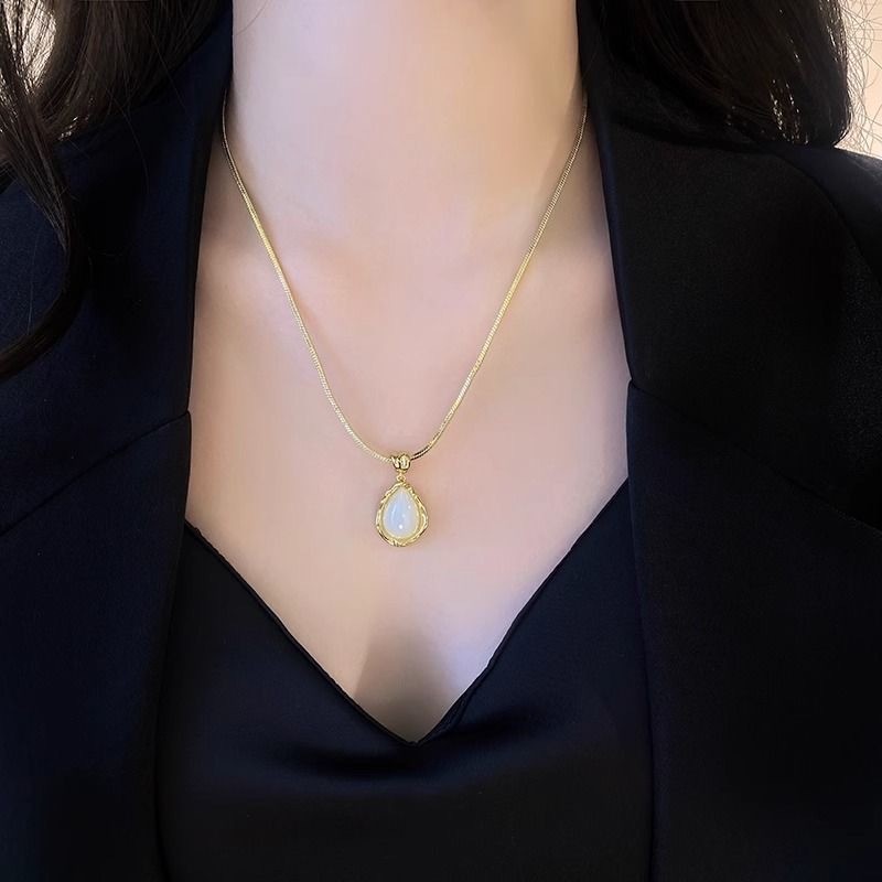 Dây chuyền xương đòn vàng nữ hình giọt nước, ngọc bích tự nhiên trong suốt, thời trang mới, sang trọng nhẹ nhàng