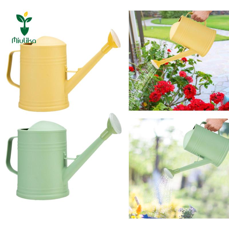 Lon tưới nước dài 2L cho sân vườn
