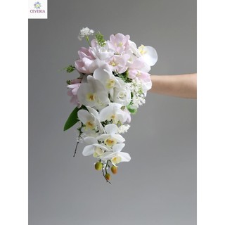 Bó hoa  cưới cầm tay cô dâu dáng thác đổ hoa lan và tulip màu trắng hồng CEVERIA