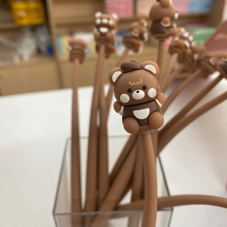 [Mực Đen] Bút Bi Silicon Thân Mềm Brown Bear Lúc Lắc, Bút Bi Mực Gel Khô Nhanh, Mực Đều, Nét Chữ Đẹp