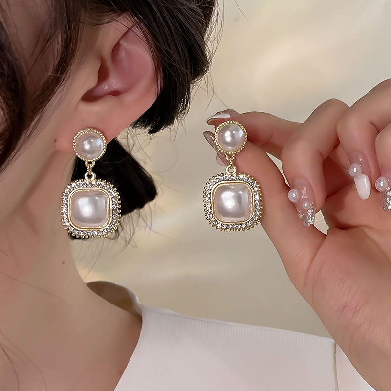Bông tai ngọc trai cao cấp nhẹ nhàng, phong cách thanh lịch mới năm 2024