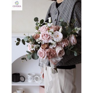 Bó hoa cưới cầm tay cô dâu từ hoa sáp màu hồng và hồng nude rất sang trọng CEVERIA