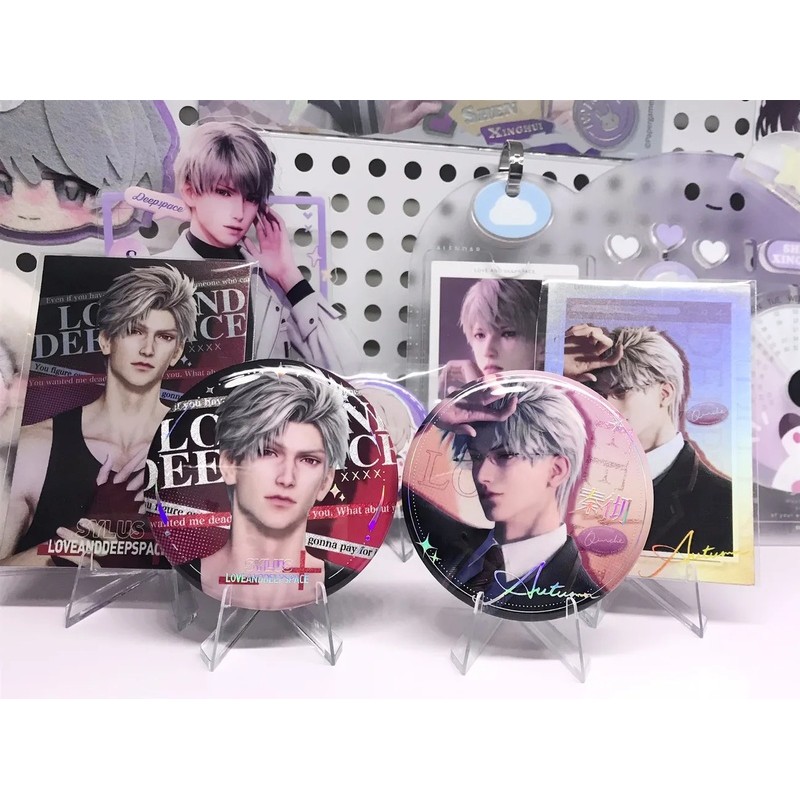 Huy hiệu hộp mù Love and Deepspace & Bộ thẻ ba chiều – Hộp bí ẩn huy hiệu Pin lá dập nổi bằng nhựa PET – 10 gói mỗi hộp (Bao gồm thẻ PVC thưởng)