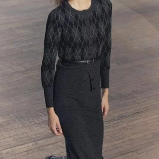 Áo cardigan Zara made in Morocco ô kim cương xám đen và chân váy trơn cùng bộ