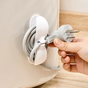 Dụng cụ quấn dây giữ đầu phích cắm, kẹp giữ cuộn dây điện, dây cáp gọn gàng, có miếng dán cố đinh lên thiết bị- GIOVA