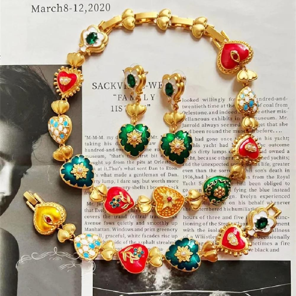 Vòng cổ SAIA Vintage với họa tiết khắc nghệ thuật nhiều màu sắc, phù hợp phong cách retro và thời trung cổ