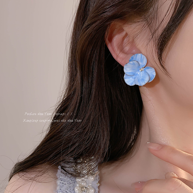 Bông tai hoa xanh nhẹ nhàng Tính khí sang trọng Bông tai nữ đơn giản