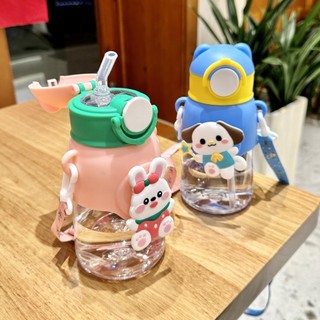 Bình nước trẻ em JKDESIGN, Cốc nước thể thao dung tích lớn bằng nhựa 680ml, Phim hoạt hình có ống hút có dây đeo Cốc uống trong suốt cho bé trai bé gái
