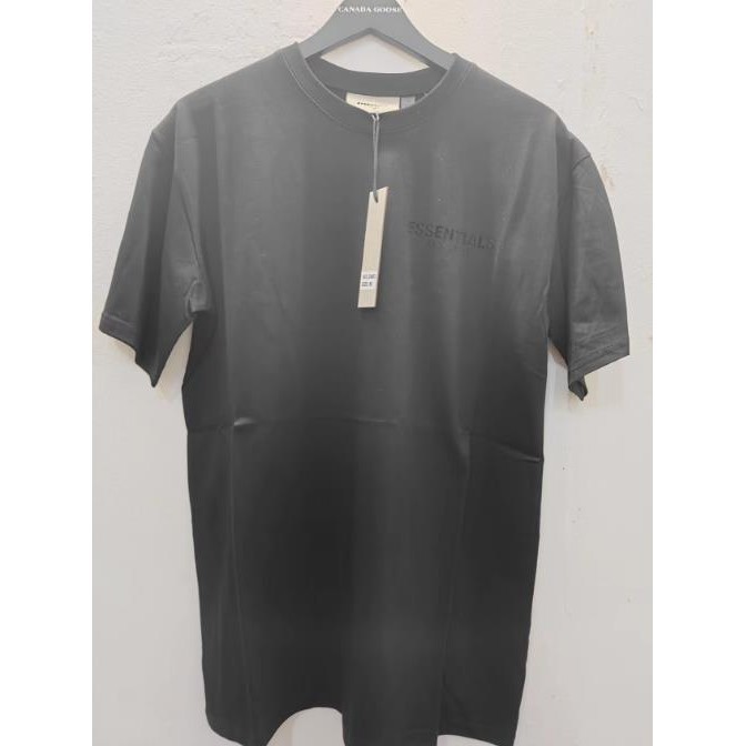 Áo thun ngắn tay từ vải cotton nguyên chất, dáng rộng vừa vặn, phù hợp cho mọi ngày