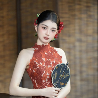 Mũ đội đầu cô dâu hoa đỏ phong cách đơn giản và thanh lịch