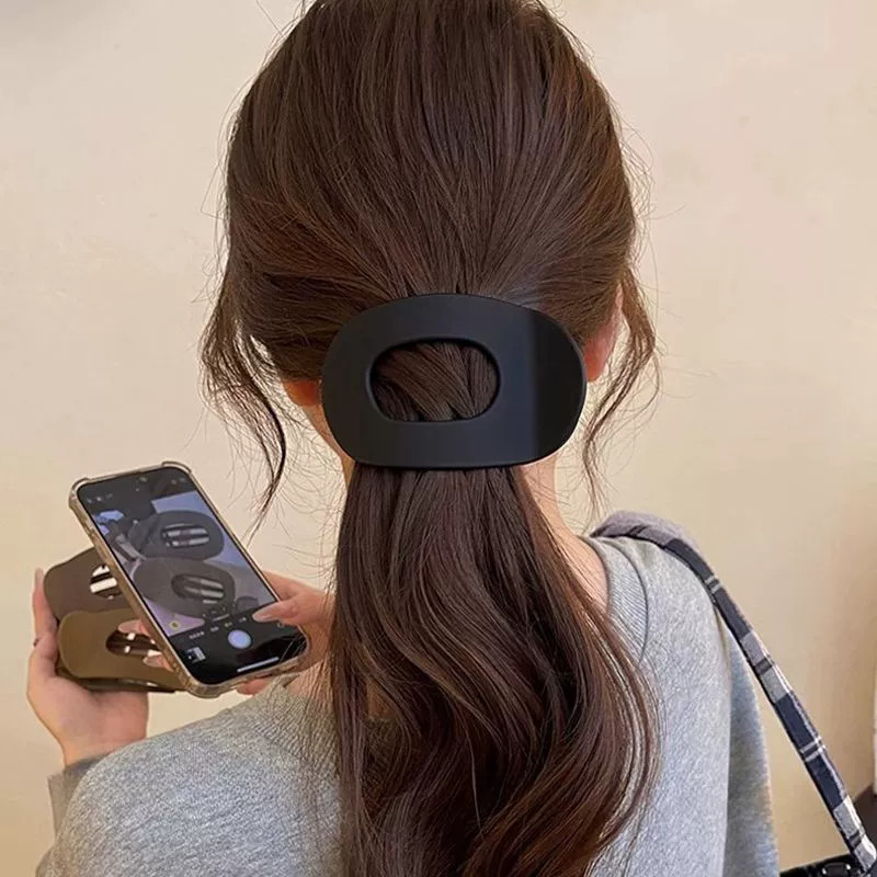 Kẹp mỏ vịt tròn phẳng với tay cầm răng chắc chắn và thiết kế cong tiện dụng, thoải mái khi đeo