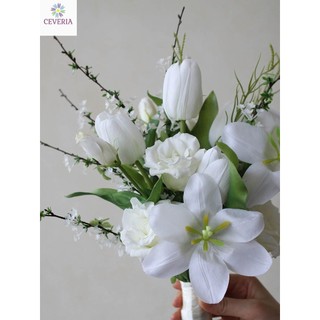 Bó hoa cưới cầm tay cô dâu xanh trắng phối nhiều loại hoa ceveria