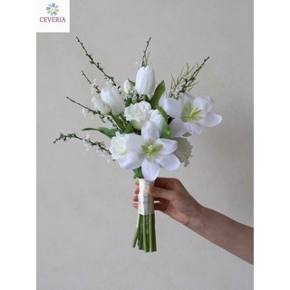 Bó hoa cưới cầm tay cô dâu xanh trắng phối nhiều loại hoa ceveria