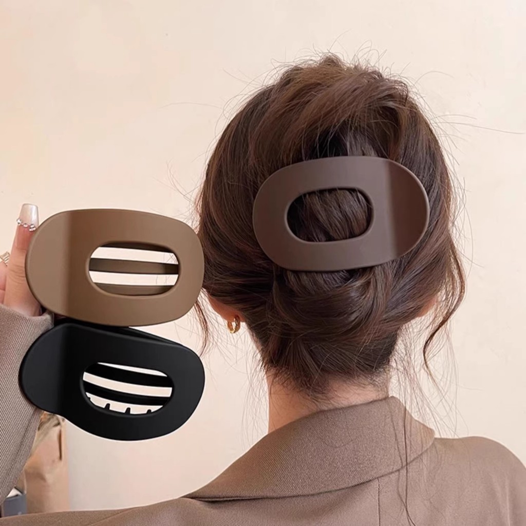 Kẹp mỏ vịt tròn phẳng với tay cầm răng chắc chắn và thiết kế cong tiện dụng, thoải mái khi đeo