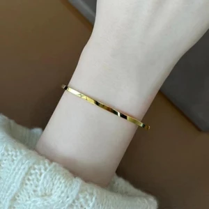 Khẩu độ 2mm Vòng tay đơn giản Thép titan Không phai Mạ 18K Kết cấu mịn