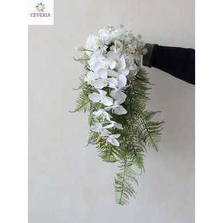 Bó hoa cưới cầm tay cô dâu từ thác đổ dáng dài phối hoa lan, dương xỉ, hồi hương và tulip nhân tạo CEVERIA