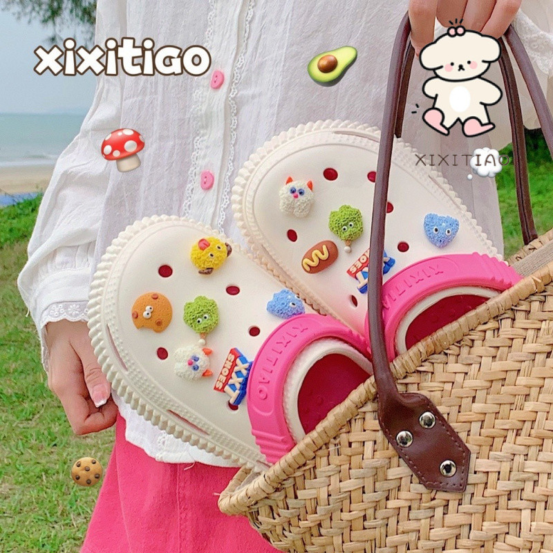 Xixitiao Dép Bước Vào Shit Feel EVA Hoạt Hình Vui Vẻ Đế Mềm Baotou Lỗ Giày Đế Dày Tăng Chiều Cao Thời Trang Mặc Ngoài Trời Bãi Biển Mùa Hè