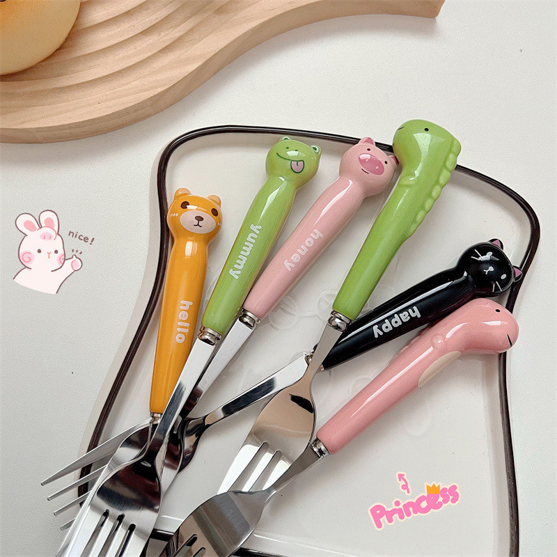 Bộ 3 Món Thìa Đũa Nĩa Inox 304 Cán Sứ Cao Cấp Hoạ Tiết Heo Hồng Ếch Xanh Gấu Nâu Cute - Hộp Quà Tặng Sang Trọng