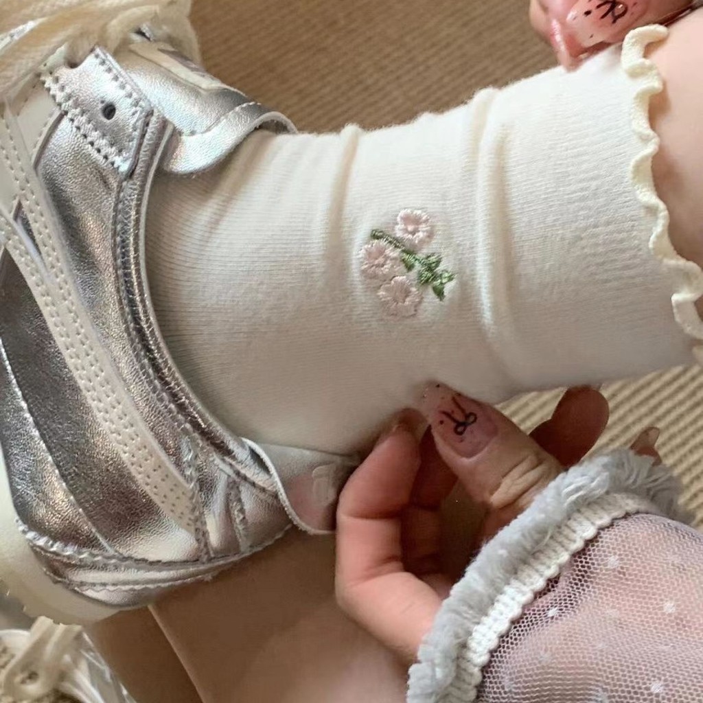 Mùa Xuân Mùa Hè Thêu Hoa Màu Trơn Uốn Edge Dễ Thương Playful Ren Giữa Ống Cọc Tất Màu Kem Chống Mồ Hôi Tất