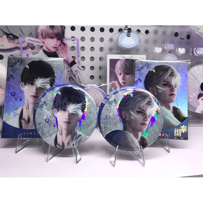Huy hiệu hộp mù Love and Deepspace & Bộ thẻ ba chiều – Hộp bí ẩn huy hiệu Pin lá dập nổi bằng nhựa PET – 10 gói mỗi hộp (Bao gồm thẻ PVC thưởng)