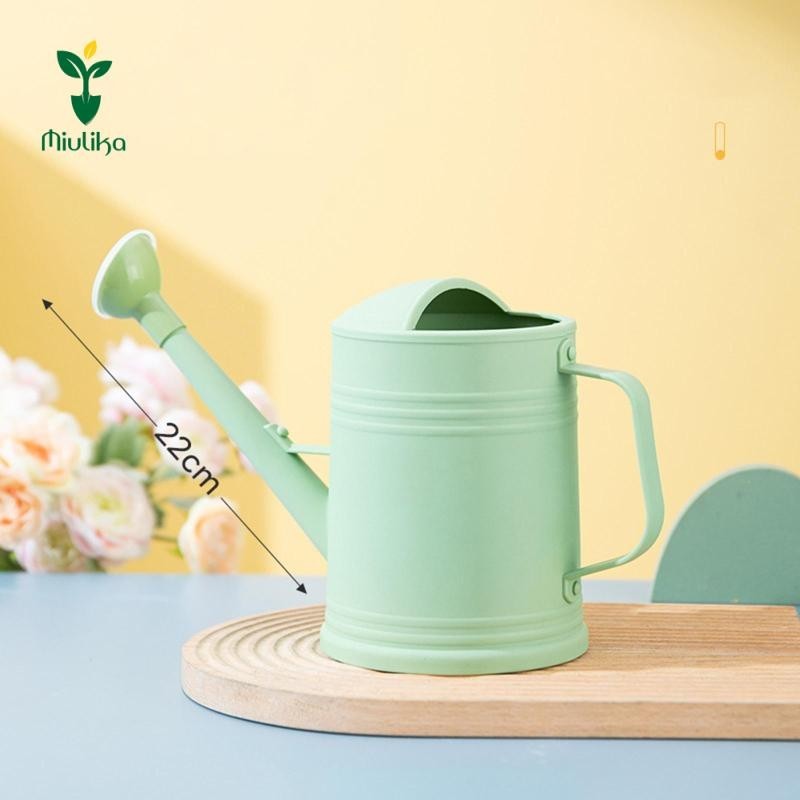 Lon tưới nước dài 2L cho sân vườn
