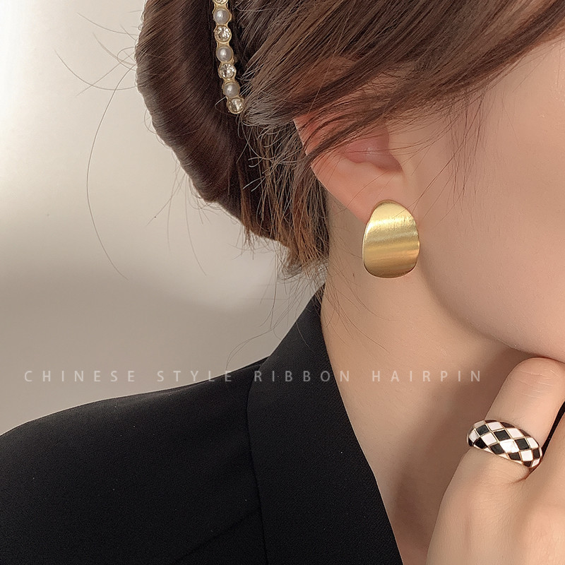 Bông Tai Kim Loại Sang Trọng Influencer Niche Đơn Giản Độc Đáo Phù Hợp Với Bông Tai Nữ