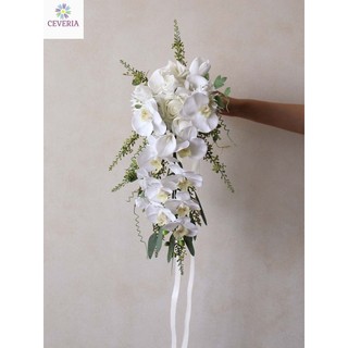 Bó hoa cưới cầm tay cô dâu dáng thác đổ từ hoa lan và hồng trắng kèm lá xanh tươi CEVERIA