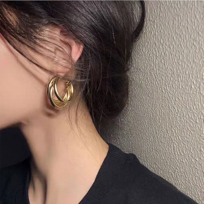 Bông Tai Vàng Nhẹ Nhàng, Thanh Lịch và Sang Trọng