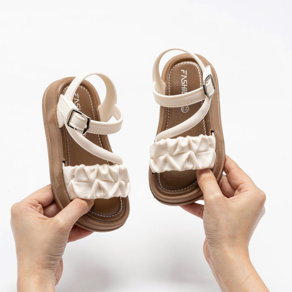 ( hàng sẵn ) sandal bé gái nhựa thơm đi mưa đi biển mùa hè đế chống trượt quai chéo êm chân mẫu mới QC 2233 ( ảnh thật )