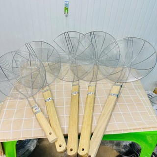 Vợt Vòng Inox Cán Gỗ Lớn nhiều Size, Vợt lưới vớt thức ăn chiên ráo dầu cán gổ tự nhiên  - Phương Trang